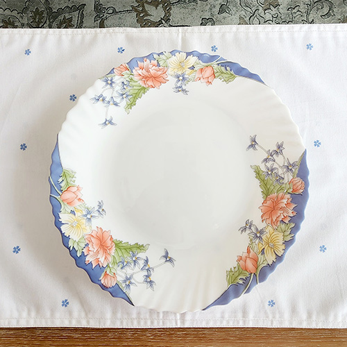White Floral Runner and 6 White Floral Placemats Set